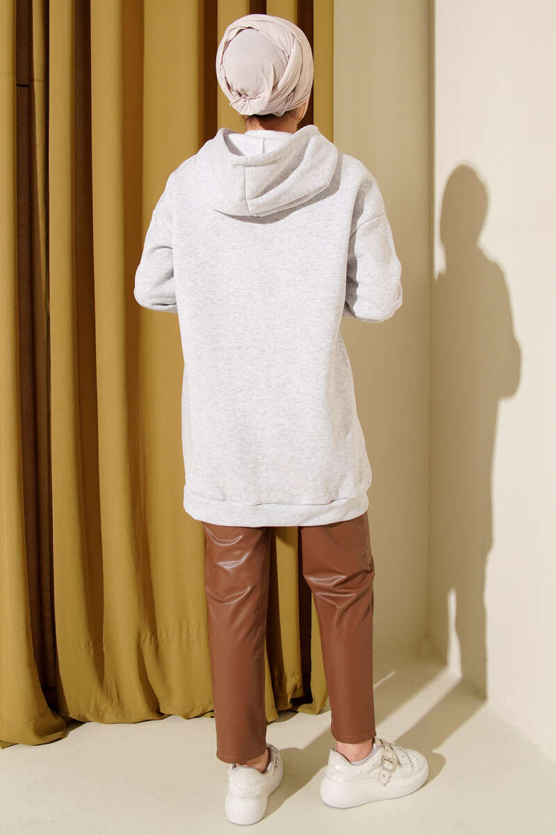 https://cdn.pazarium.com.tr/leopar-kurdele-baskili-uc-iplik-sweatshirt-gri-713537-17-B.jpg