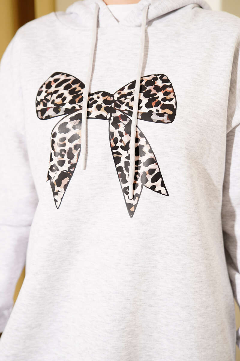 https://cdn.pazarium.com.tr/leopar-kurdele-baskili-uc-iplik-sweatshirt-gri-713538-17-B.jpg