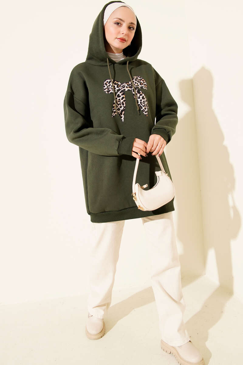 https://cdn.pazarium.com.tr/leopar-kurdele-baskili-uc-iplik-sweatshirt-haki-712937-17-B.jpg