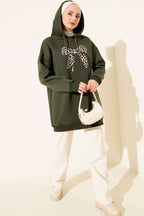 https://cdn.pazarium.com.tr/leopar-kurdele-baskili-uc-iplik-sweatshirt-haki-712937-17-B.jpg