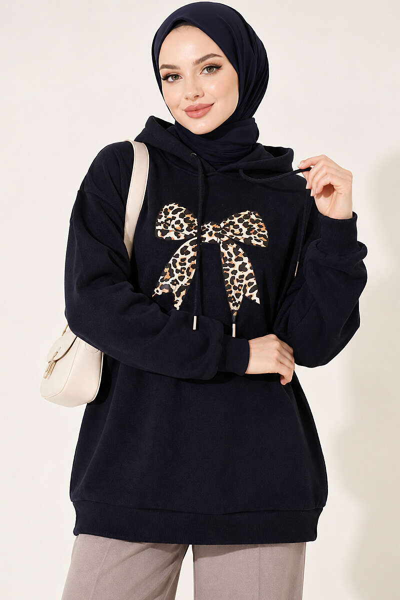 https://cdn.pazarium.com.tr/leopar-kurdele-baskili-uc-iplik-sweatshirt-lacivert-840987-20-B.jpg