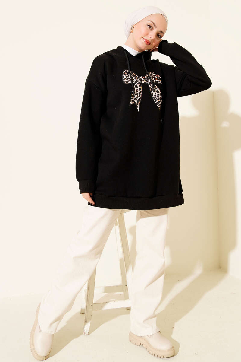 https://cdn.pazarium.com.tr/leopar-kurdele-baskili-uc-iplik-sweatshirt-siyah-712930-17-B.jpg