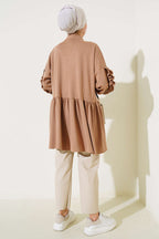 https://cdn.pazarium.com.tr/loysa-kol-firfirli-hirka-camel-556135-13-B.jpg