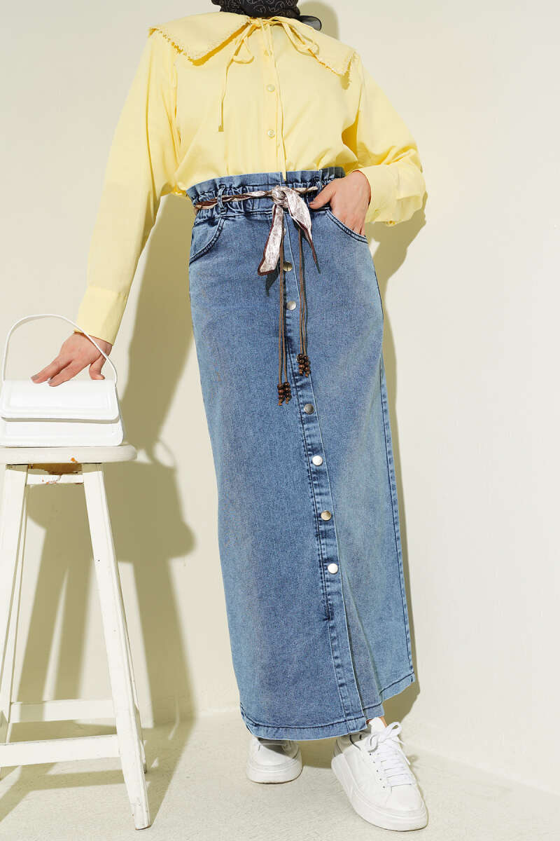 https://cdn.pazarium.com.tr/metal-dugmeli-sal-kemerli-kot-etek-acik-mavi-759121-18-B.jpg