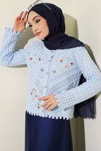 https://cdn.pazarium.com.tr/mini-cicek-nakisli-kisa-triko-hirka-mavi-778427-19-B.jpg