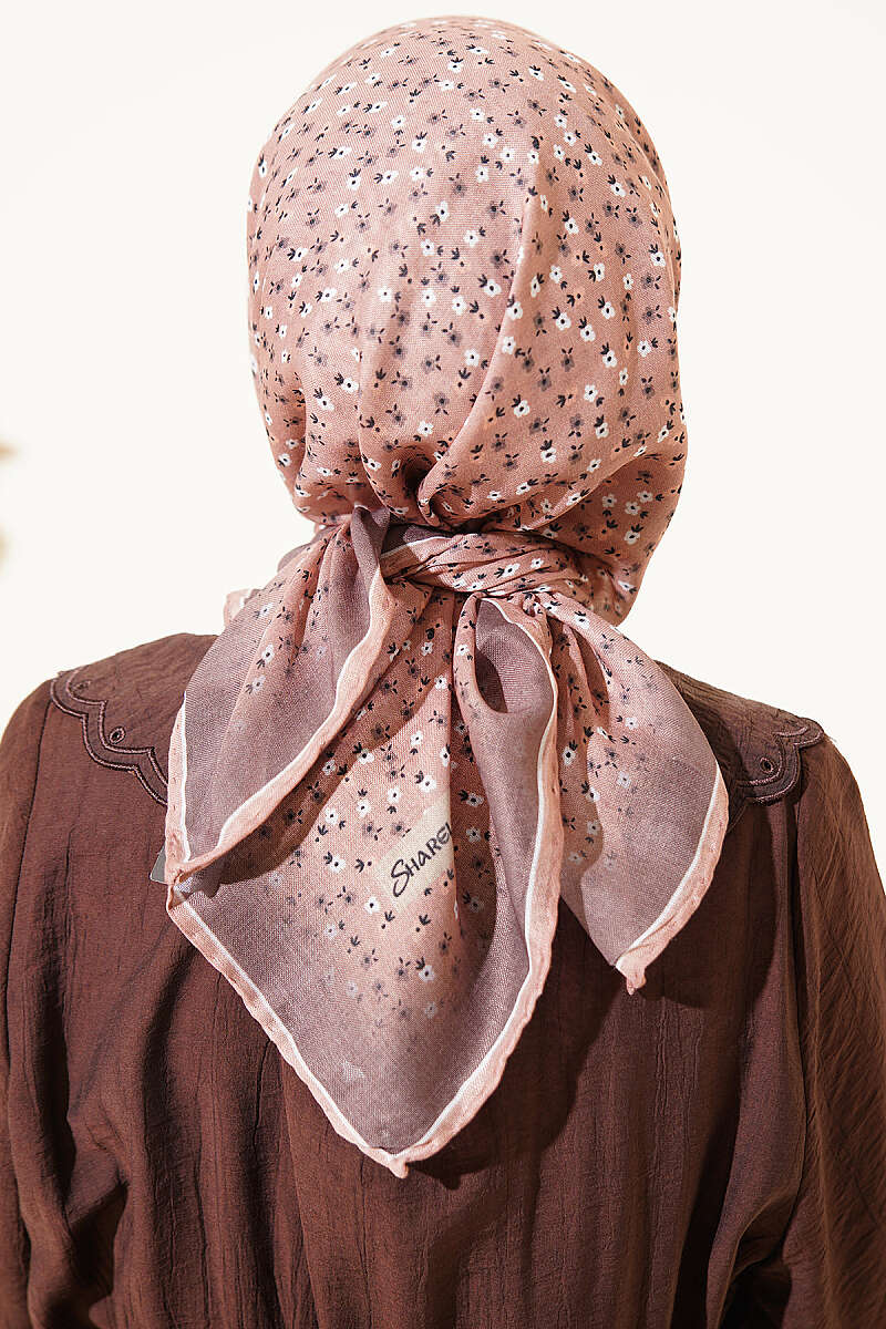 https://cdn.pazarium.com.tr/mini-cicekli-cizgi-gecisli-esarp-latte-808011-19-B.jpg