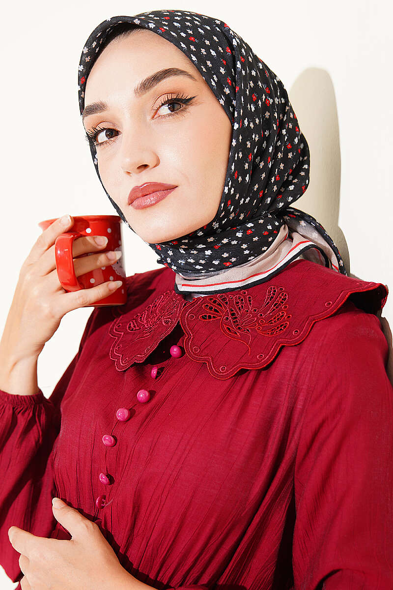 https://cdn.pazarium.com.tr/mini-cicekli-cizgi-gecisli-esarp-siyah-807990-19-B.jpg
