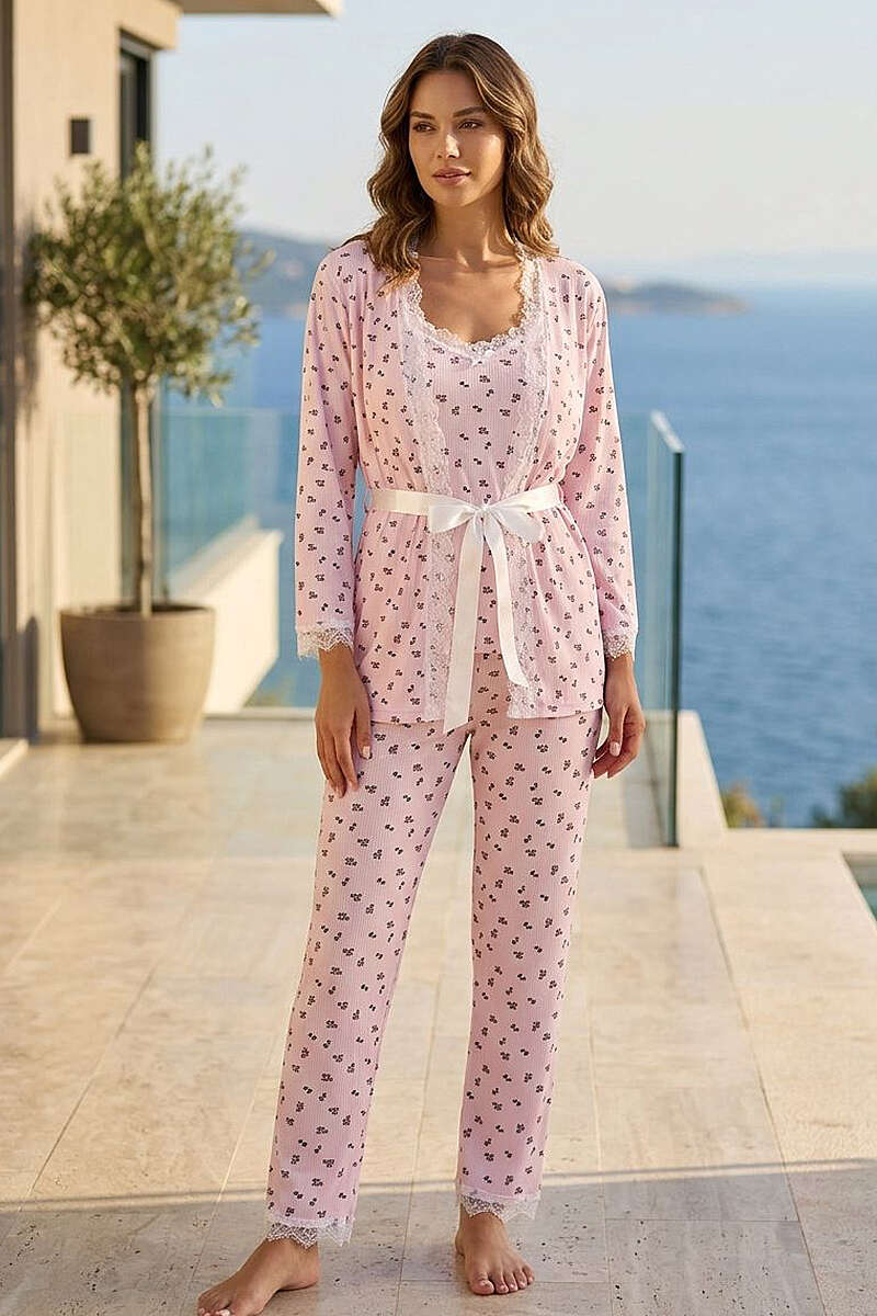 https://cdn.pazarium.com.tr/mini-cicekli-dantelli-sabahlikli-3lu-pijama-takimi-pembe-799954-19-B.jpg