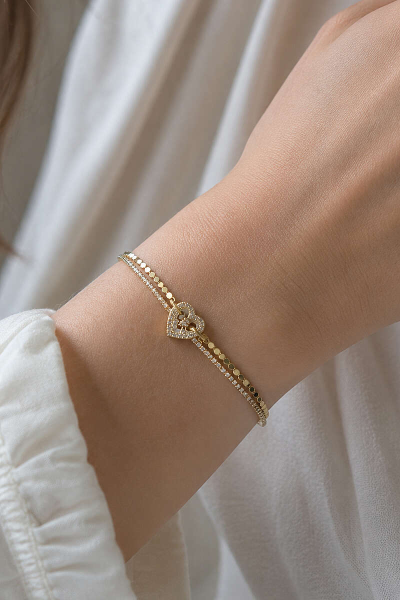 https://cdn.pazarium.com.tr/mini-kalp-tasli-bileklik-gold-809289-20-B.jpg