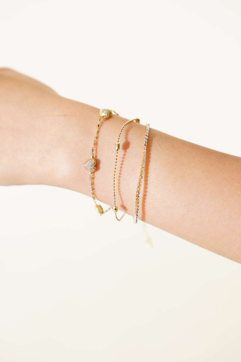 https://cdn.pazarium.com.tr/mini-kalpli-tas-detayli-bileklik-gold-824444-20-B.jpg