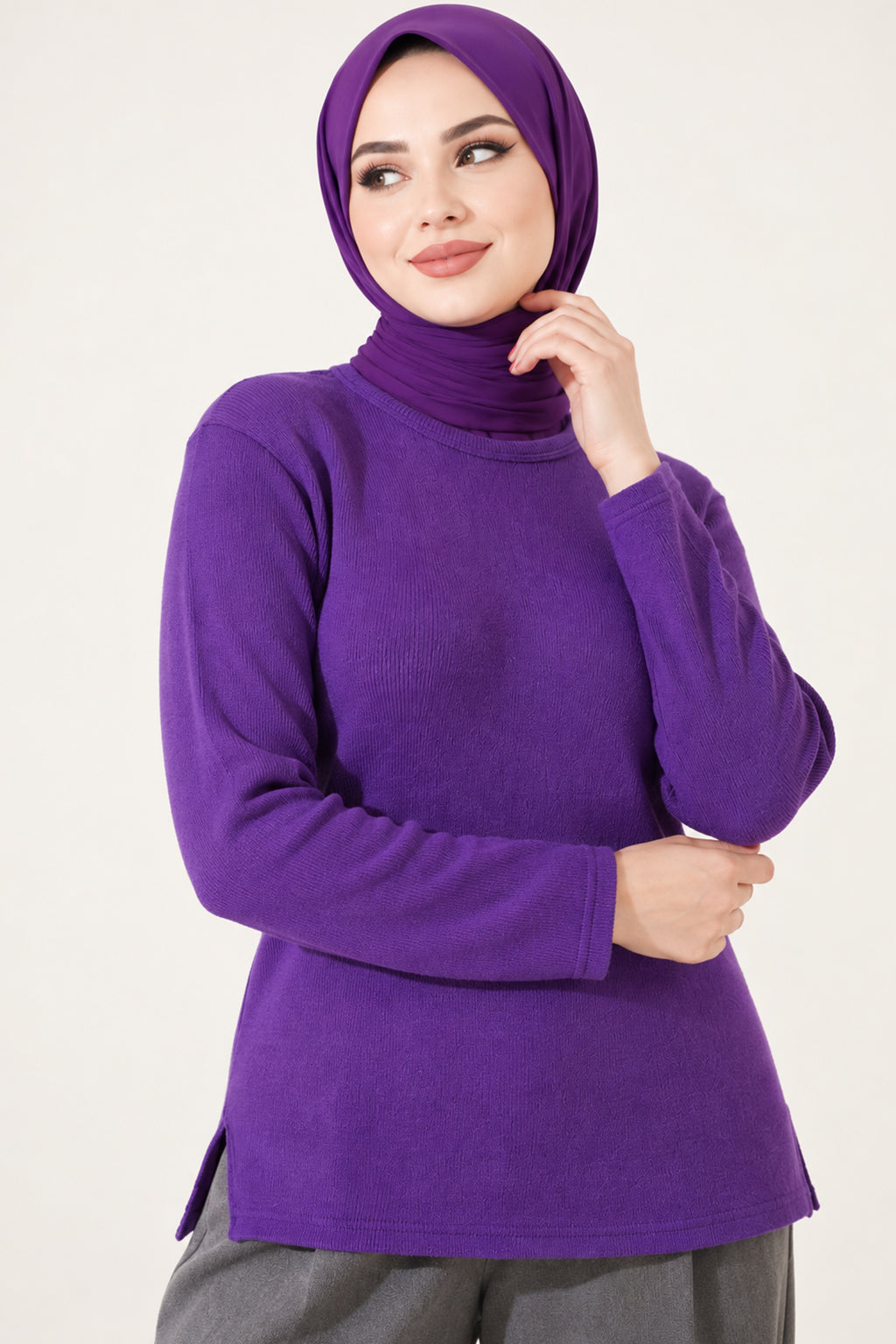بلوزة بياقة دائرية مضلعة بيج