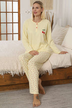 https://cdn.pazarium.com.tr/nakis-detayli-fitilli-pijama-takimi-sari-711700-17-B.jpg