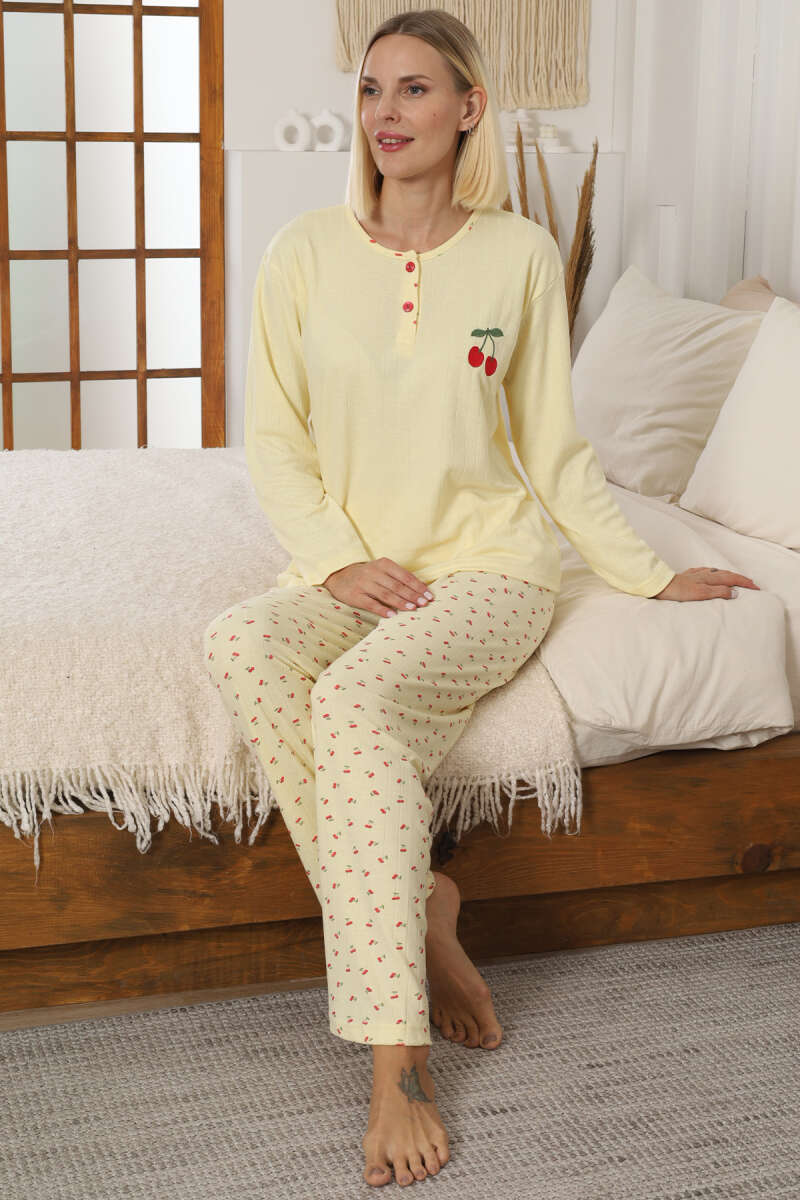 https://cdn.pazarium.com.tr/nakis-detayli-fitilli-pijama-takimi-sari-711700-17-B.jpg