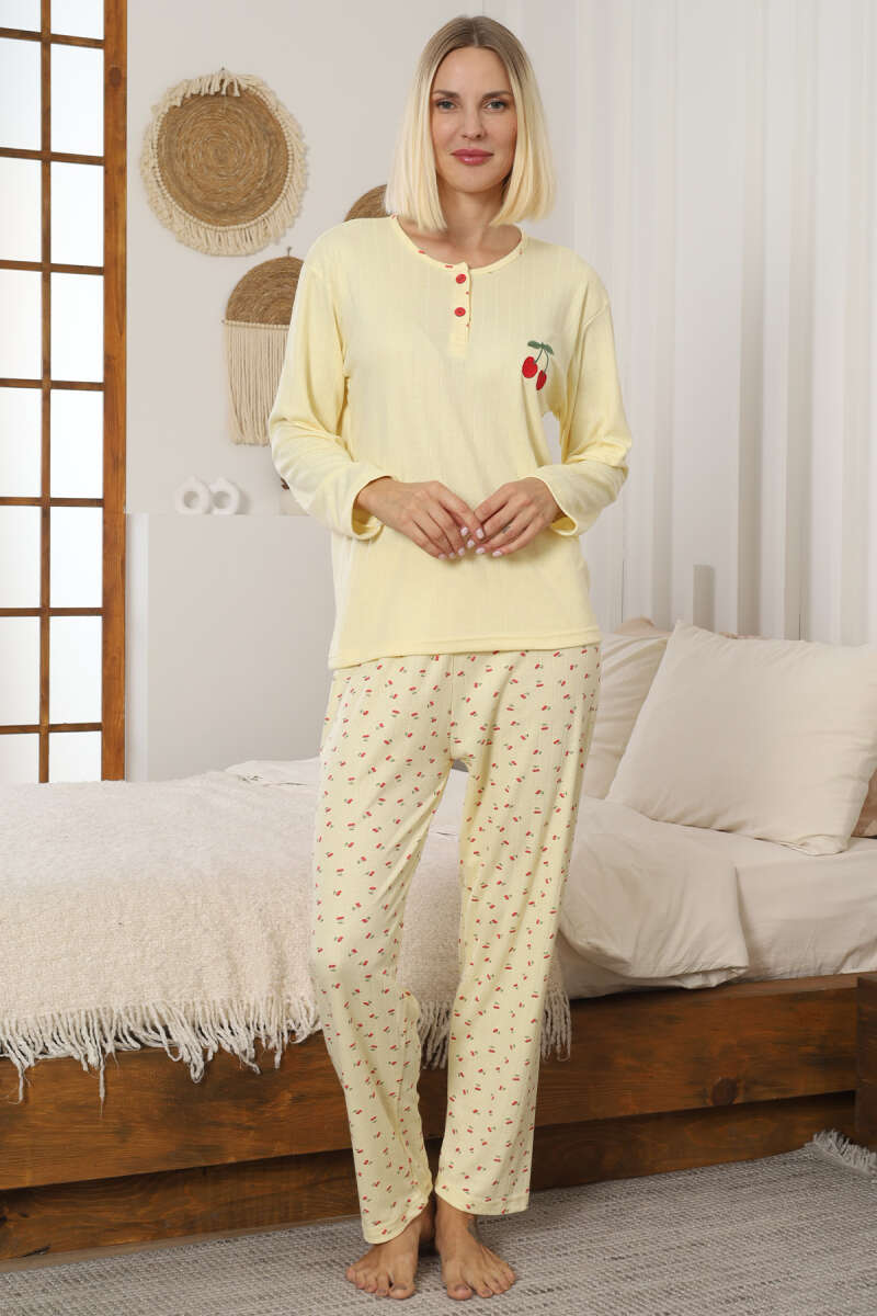 https://cdn.pazarium.com.tr/nakis-detayli-fitilli-pijama-takimi-sari-711702-17-B.jpg