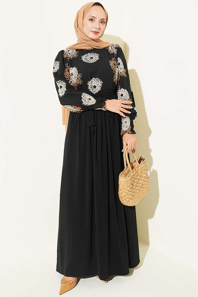 https://cdn.pazarium.com.tr/nakis-detayli-sifon-elbise-camel-816920-20-B.jpg