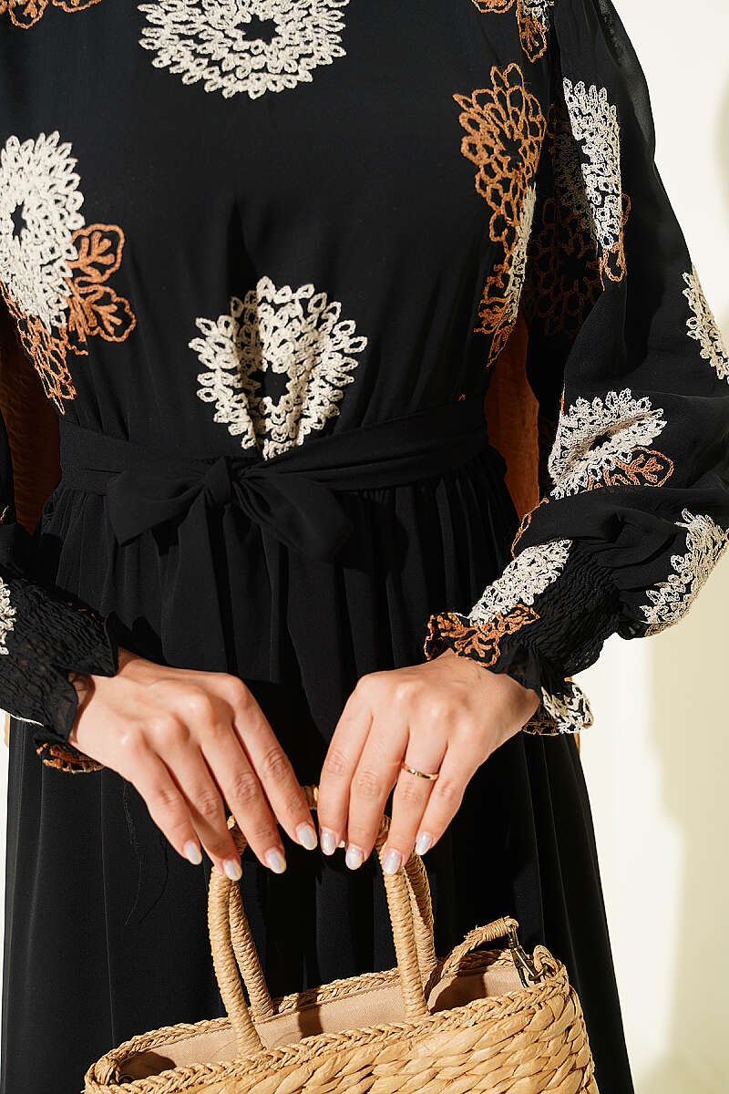 https://cdn.pazarium.com.tr/nakis-detayli-sifon-elbise-camel-816923-20-B.jpg
