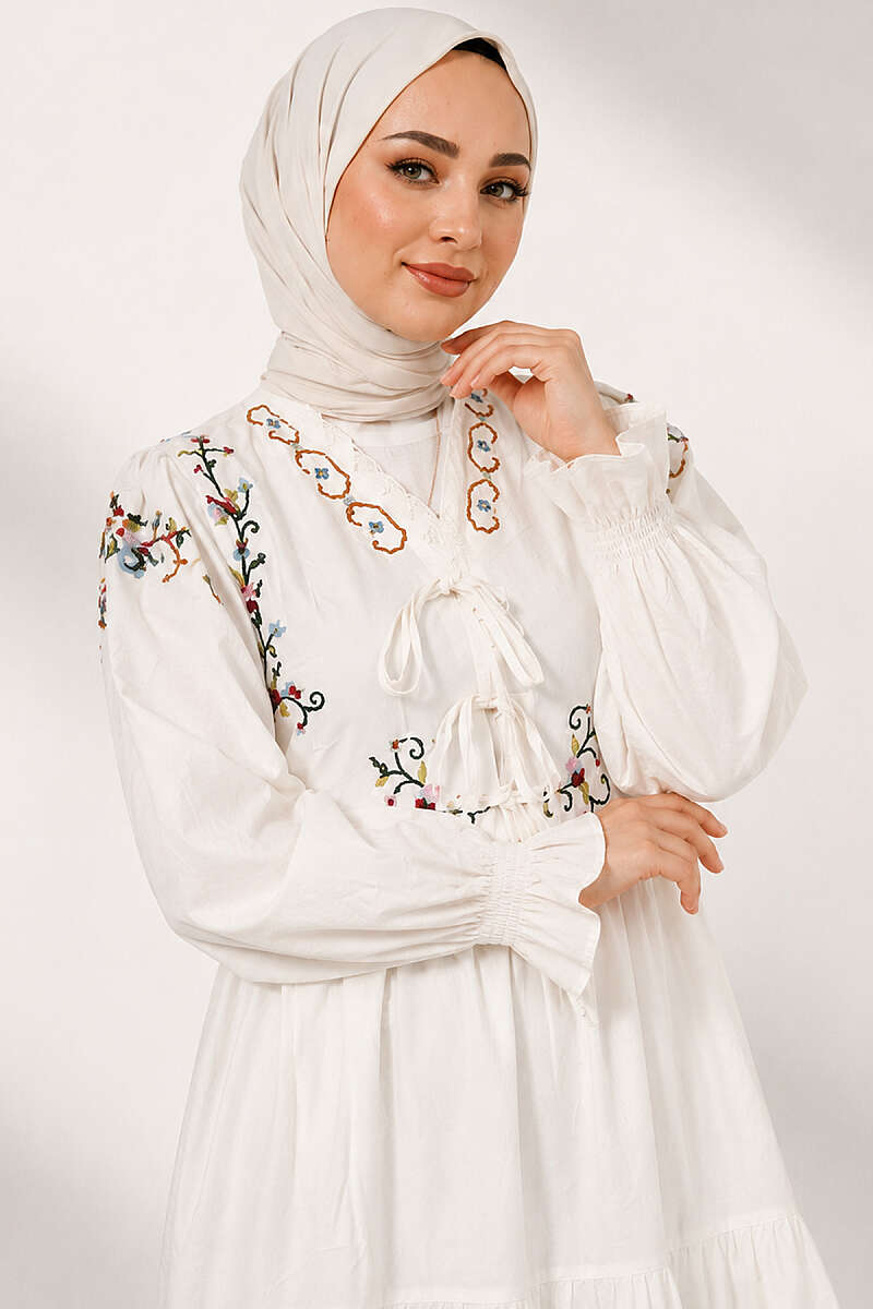 https://cdn.pazarium.com.tr/nakisli-bilek-lastikli-elbise-beyaz-806995-19-B.jpg