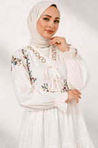 https://cdn.pazarium.com.tr/nakisli-bilek-lastikli-elbise-beyaz-806995-19-B.jpg