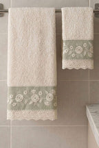 https://cdn.pazarium.com.tr/nakisli-dantelli-2li-banyo-ve-el-havlu-seti-asorti-3-763218-16-B.jpg