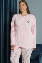 https://cdn.pazarium.com.tr/nakisli-desenli-viskon-buyuk-beden-pijama-takim-pembe-583311-13-B.jpg