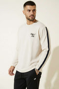 Nakışlı Kol Şeritli Erkek Sweatshirt