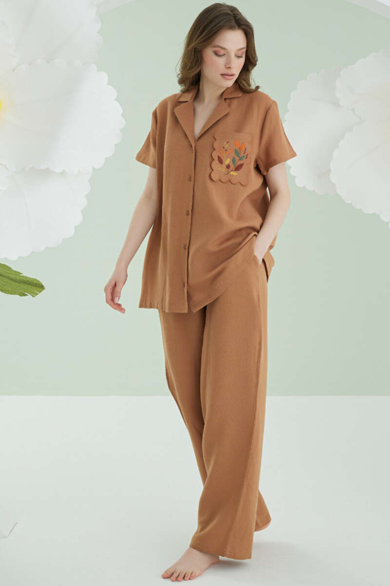 https://cdn.pazarium.com.tr/nbb-cep-nakisli-kisa-kol-muslin-pijama-takim-kahverengi-620489-14-B.jpg