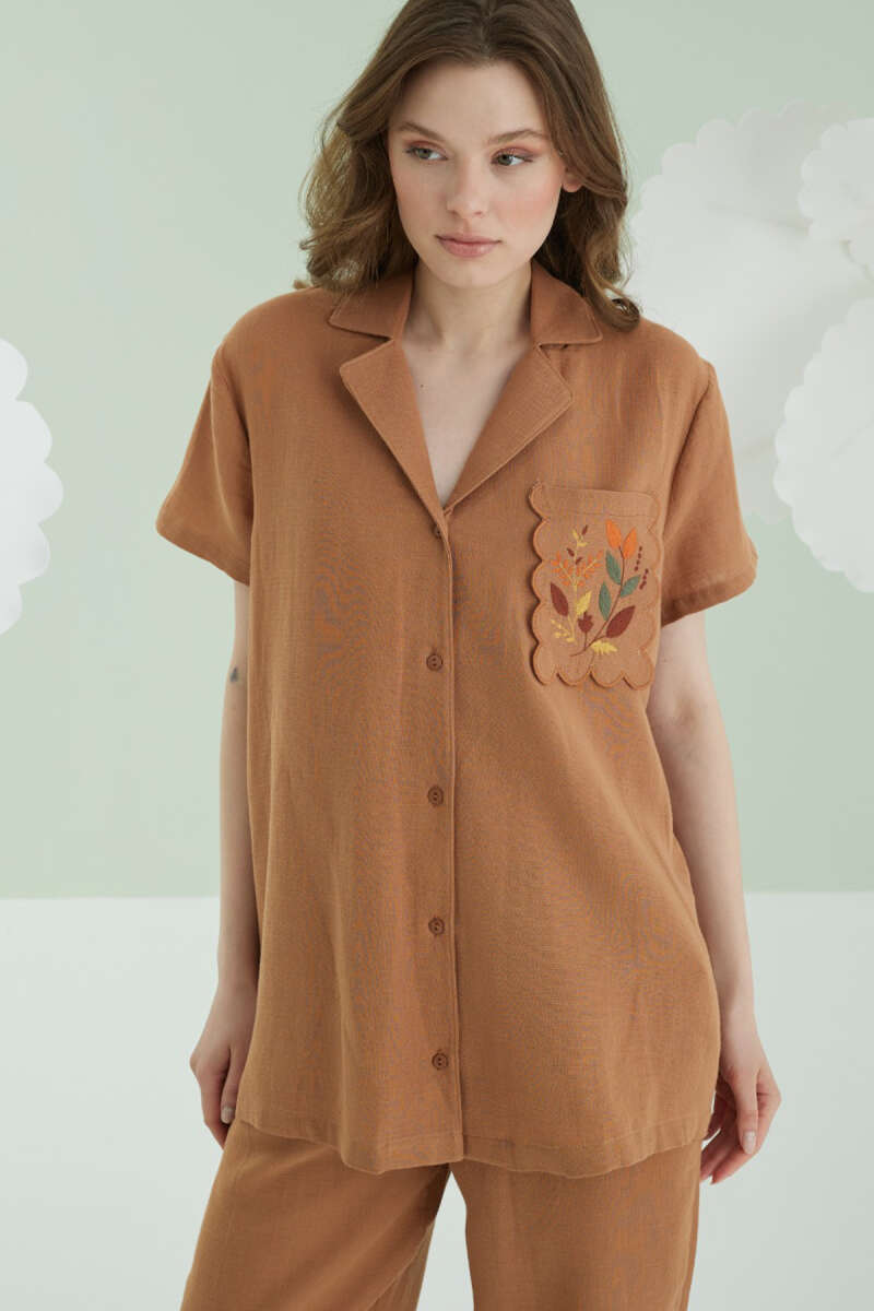 https://cdn.pazarium.com.tr/nbb-cep-nakisli-kisa-kol-muslin-pijama-takim-kahverengi-620490-14-B.jpg