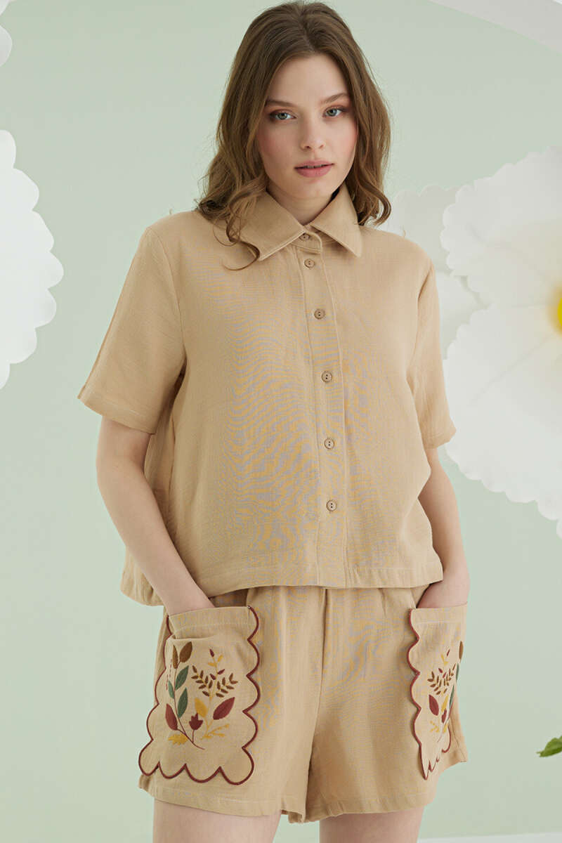 https://cdn.pazarium.com.tr/nbb-cep-nakisli-sortlu-muslin-pijama-takimi-bej-614640-14-B.jpg