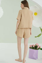 https://cdn.pazarium.com.tr/nbb-cep-nakisli-sortlu-muslin-pijama-takimi-bej-614641-14-B.jpg