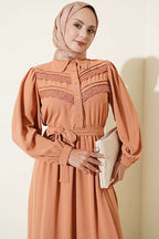 https://cdn.pazarium.com.tr/nervur-dantel-detayli-elbise-camel-816362-20-B.jpg