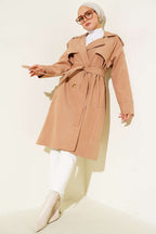 https://cdn.pazarium.com.tr/omuz-apoletli-dugme-detayli-trenckot-camel-678773-16-B.jpg