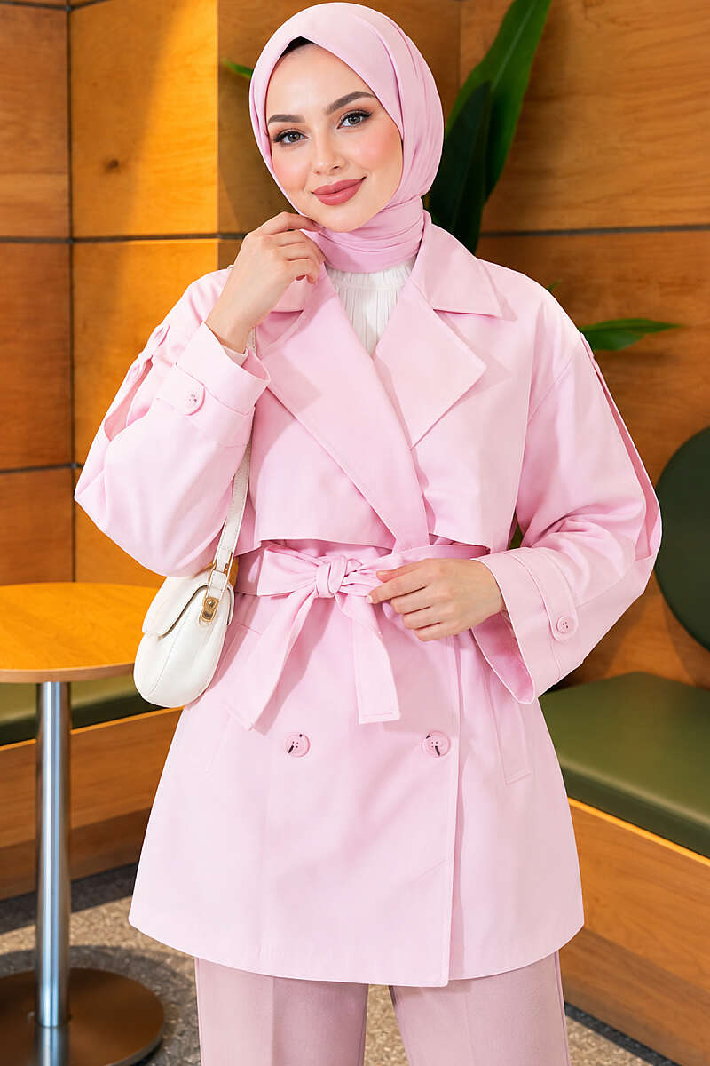 https://cdn.pazarium.com.tr/omuz-apoletli-pelerinli-kisa-trenckot-pembe-842548-20-B.jpg