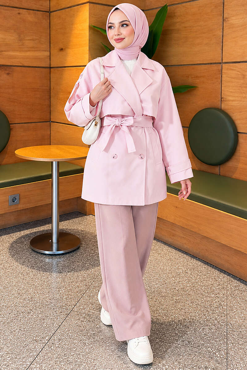 https://cdn.pazarium.com.tr/omuz-apoletli-pelerinli-kisa-trenckot-pembe-842549-20-B.jpg