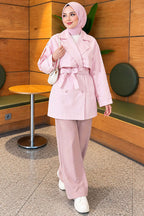 https://cdn.pazarium.com.tr/omuz-apoletli-pelerinli-kisa-trenckot-pembe-842549-20-B.jpg