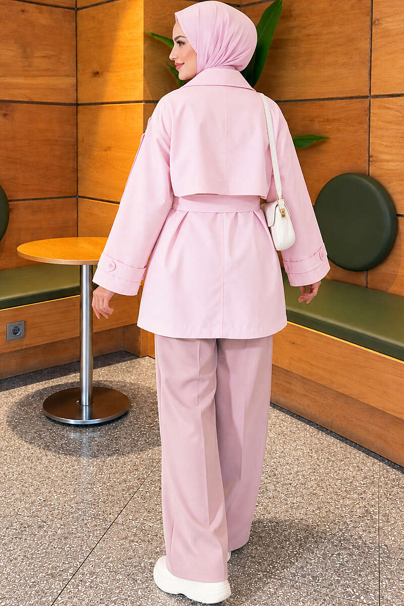 https://cdn.pazarium.com.tr/omuz-apoletli-pelerinli-kisa-trenckot-pembe-842551-20-B.jpg