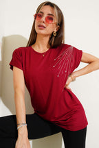 https://cdn.pazarium.com.tr/omuz-damla-tasli-t-shirt-bordo-624037-15-B.jpg