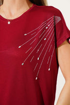 https://cdn.pazarium.com.tr/omuz-damla-tasli-t-shirt-bordo-624038-15-B.jpg