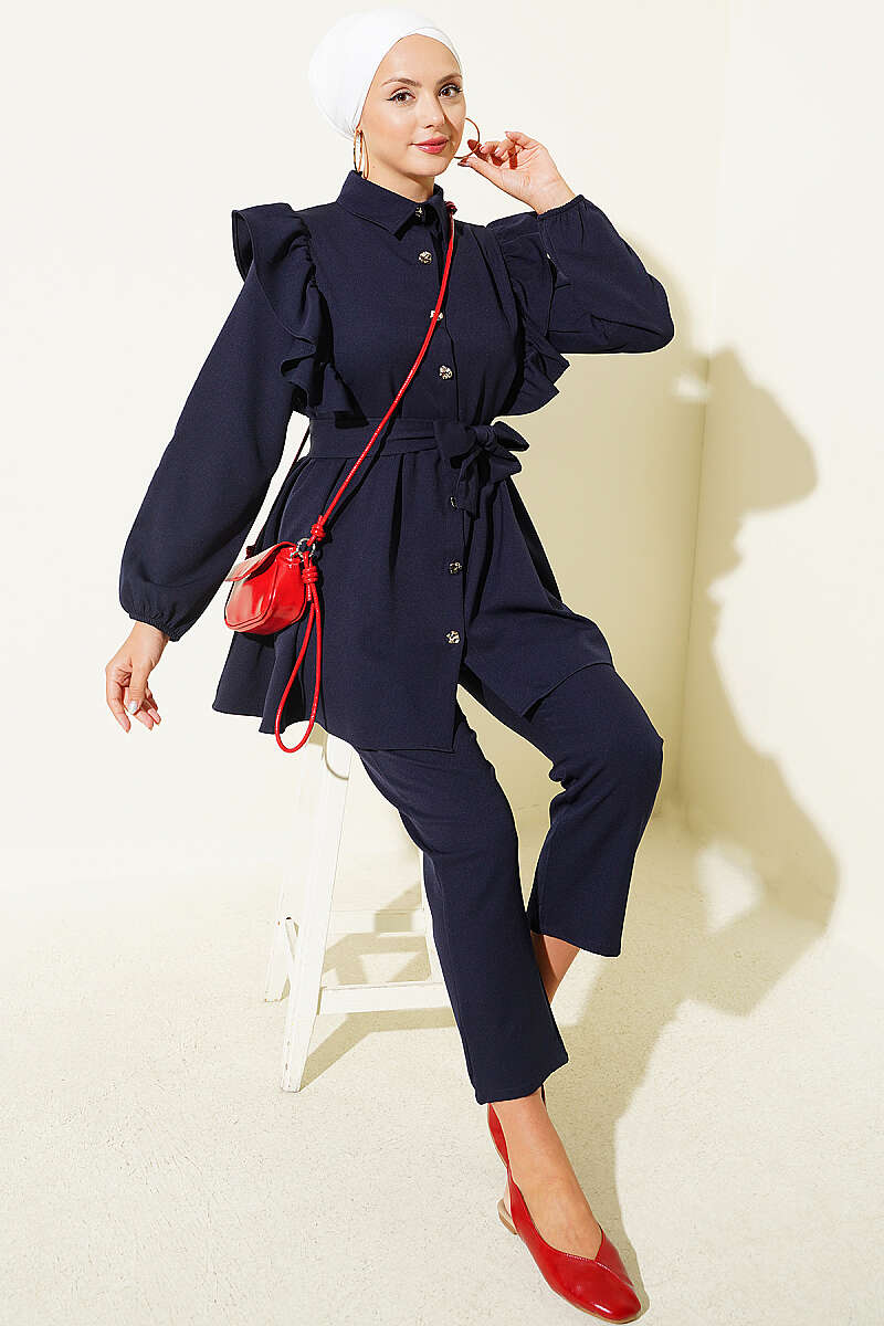 https://cdn.pazarium.com.tr/omuz-firfirli-detayli-dugmeli-ikili-takim-lacivert-814655-20-B.jpg