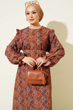 https://cdn.pazarium.com.tr/omuz-firfirli-kare-desenli-elbise-camel-816530-20-B.jpg