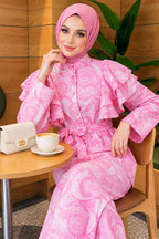 https://cdn.pazarium.com.tr/omuz-firfirli-kusakli-desenli-ikili-takim-pembe-838596-19-B.jpg