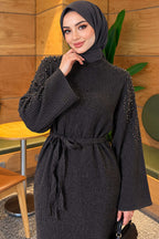 https://cdn.pazarium.com.tr/omuz-incili-kusakli-triko-elbise-antrasit-840394-20-B.jpg