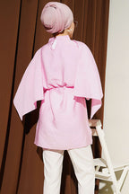 https://cdn.pazarium.com.tr/omuz-pelerinli-ip-kusakli-tunik-pembe-801086-19-B.jpg