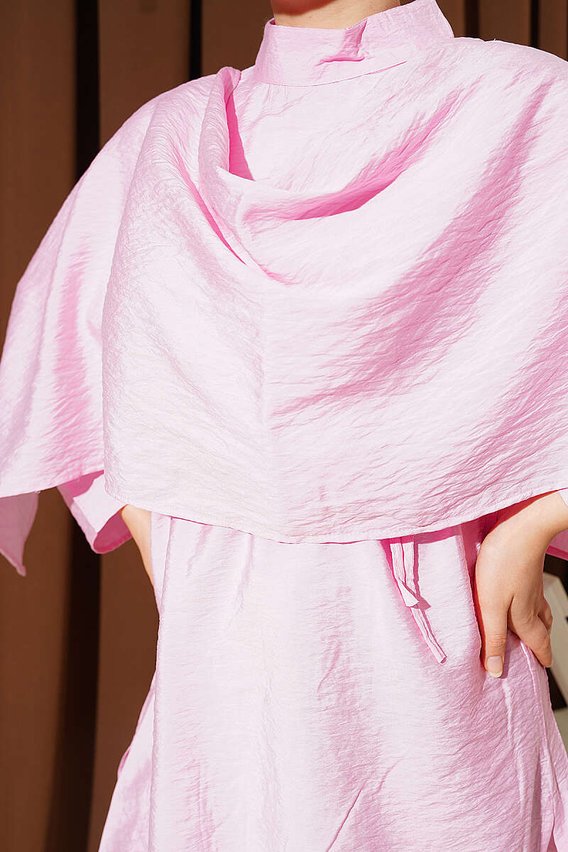 https://cdn.pazarium.com.tr/omuz-pelerinli-ip-kusakli-tunik-pembe-801090-19-B.jpg