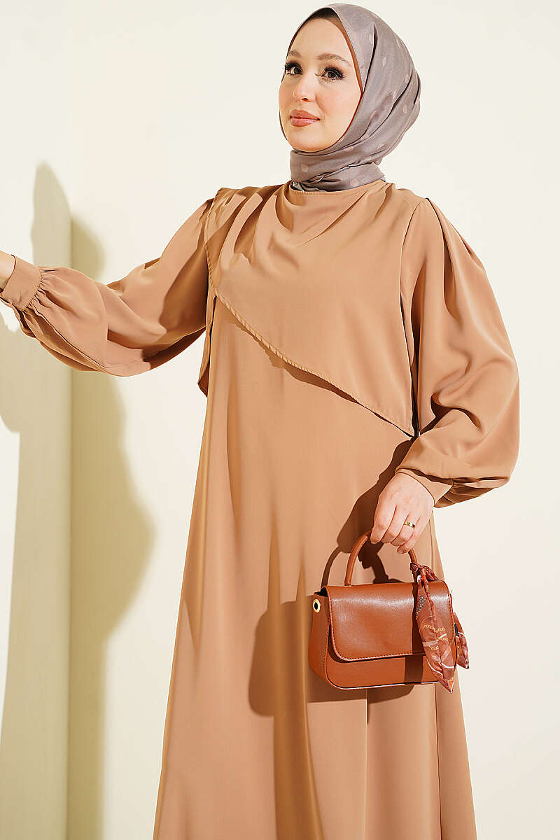 https://cdn.pazarium.com.tr/omuz-pile-detayli-elbise-camel-815567-20-B.jpg