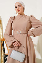 https://cdn.pazarium.com.tr/omuz-pileli-tasli-elbise-camel-579610-13-B.jpg