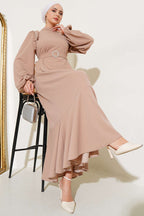 https://cdn.pazarium.com.tr/omuz-pileli-tasli-elbise-camel-579611-13-B.jpg