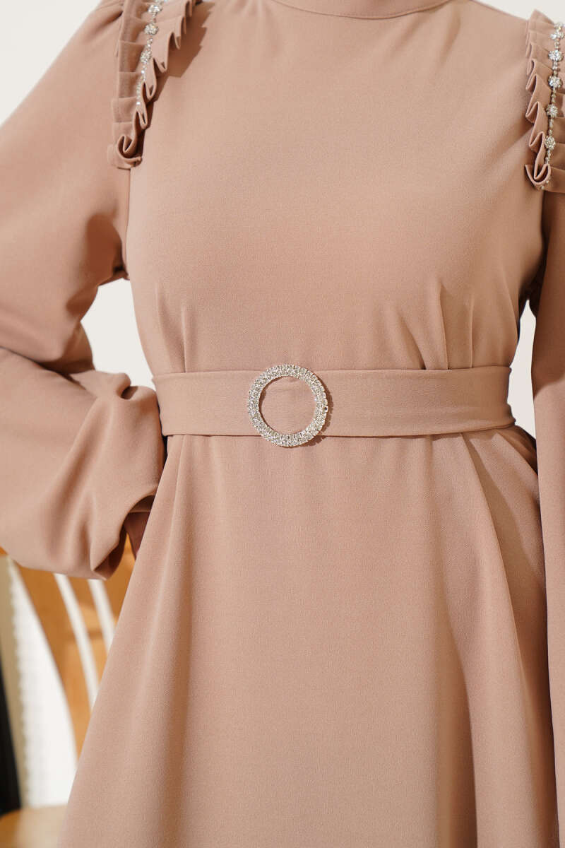 https://cdn.pazarium.com.tr/omuz-pileli-tasli-elbise-camel-579613-13-B.jpg