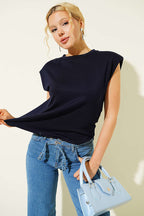 https://cdn.pazarium.com.tr/omuz-vatkali-loysa-t-shirt-lacivert-789850-19-B.jpg