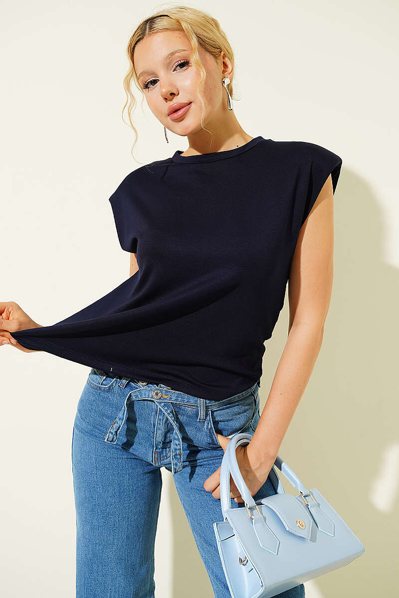 https://cdn.pazarium.com.tr/omuz-vatkali-loysa-t-shirt-lacivert-789850-19-B.jpg