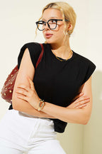 https://cdn.pazarium.com.tr/omuz-vatkali-loysa-t-shirt-siyah-789846-19-B.jpg